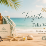 Tarjeta regalo de verano de Padmasana con playa tropical, sombrero, gafas de sol, bolso de playa y mar de fondo, ideal para regalar una sesión de masaje y relajación durante las vacaciones.